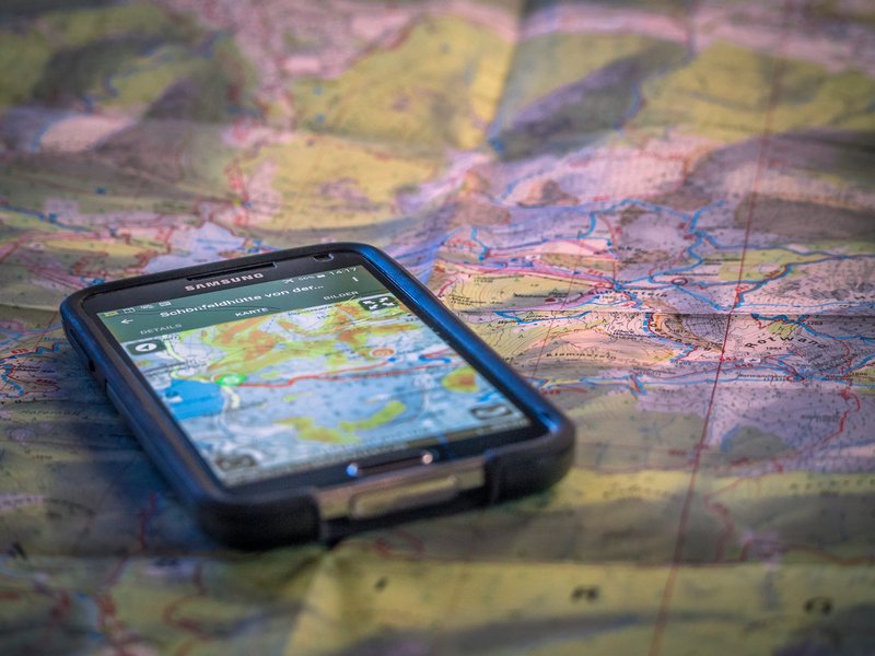 Sich Zeit nehmen für die Tourenplanung - ob mit Karte oder Smartphone. Foto: DAV/Silvan Metz