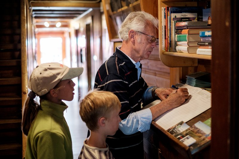 Der Eintrag ins Hüttenbuch – eine wichtige Regel der Hüttenordnung. Foto: DAV/Hans Herbig