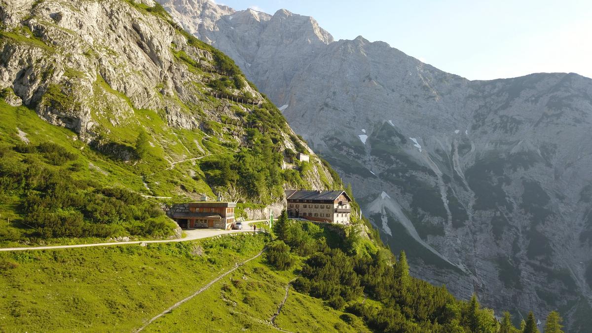 Auch das Karwendelhaus bietet außerhalb der Bewirtschaftungszeit einen Winterraum an. Foto: DAV/Andreas Ruech