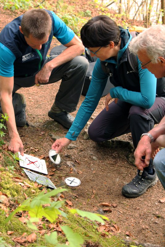 Mit Schildern (Kreuz und Pfeil) werden Kletterbereiche gekennzeichnet, Foto: DAV/Steffen Reich