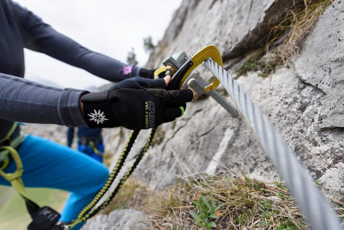 Einhängen am Klettersteig, Foto: DAV/Wolfgang Ehn