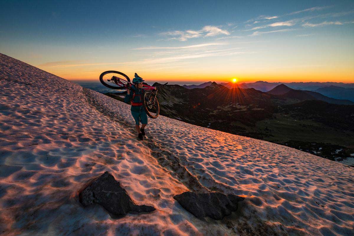 Schnee im Juni? Ja, in schattigen Bereichen ab etwa 1500 Metern ist mit Altschneefeldern zu rechnen. Foto: DAV/Christian Pfanzelt