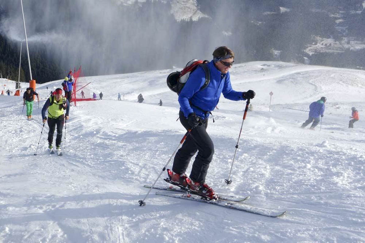 Auch bei Skitouren auf Pisten hilft es, andere auf Fehler hinzuweisen - solange das auf Augenhöhe und respektvoll passiert. Foto: DAV/Manfred Scheuermann