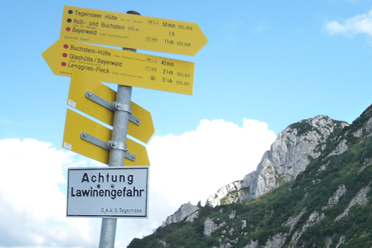 Schilder weisen uns den Weg und geben Aufschluss über seinen Schwierigkeitsgrad. Foto: DAV