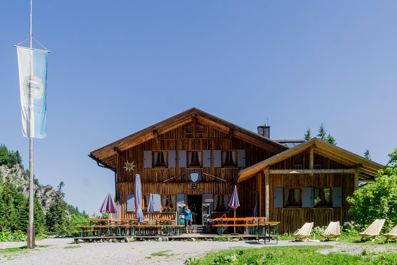 Die Tutzinger Hütte unterhalb der Benediktenwand, Foto: DAV/Hans Herbig