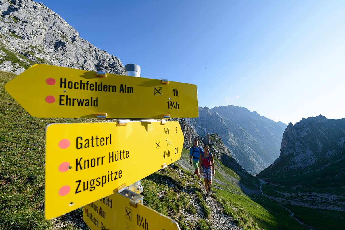 Wegweiser auf der Ehrwalder Alm, Foto: Wolfgang Ehn