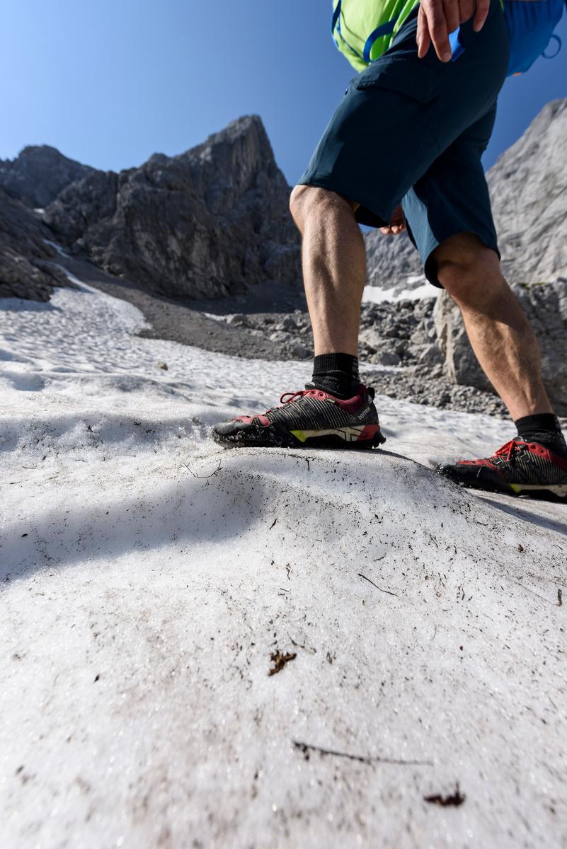 Halbhohe Schuhe eignen sich nicht zum Begehen von Schneefeldern, Foto: DAV/Wolfgang Ehn